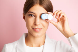 تحذير طبي من مخاطر العدسات الملونة