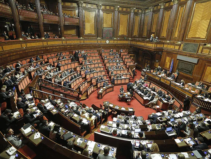 إيطاليا تقر مشروع قانون يسمح بفرض حصار بحري للمهاجرين