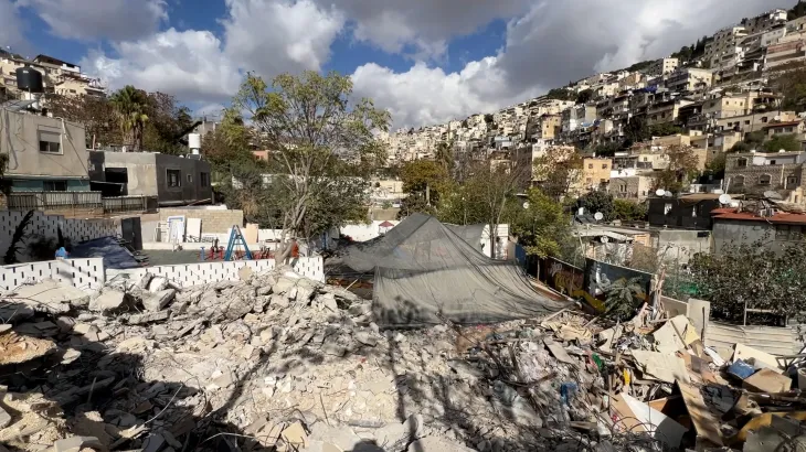 صورة حول : الاحتلال يخطر حي البستان الاحتلال يخطر حي البستان