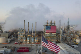 النفط الأميركي يواصل التراجع وسط ترقب محادثات