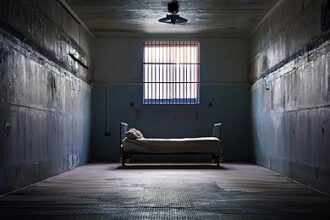 زنزانة وقتيل ... تفاصيل صادمة