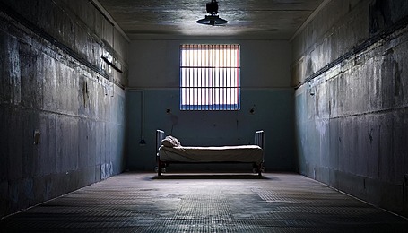 زنزانة وقتيل ... تفاصيل صادمة