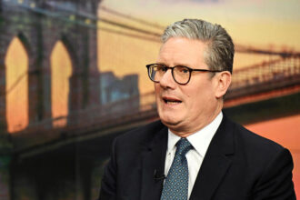 ستارمر يسعى لتوسيع صلاحيات تنظيم الإنترنت لحماية الأطفال