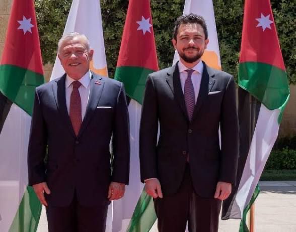 صورة حول : أسرة مول النافورة تهنئ جلالة الملك وولي العهد بحلول عيد الفطر السعيد أسرة مول النافورة تهنئ جلالة الملك وولي العهد بحلول عيد الفطر السعيد