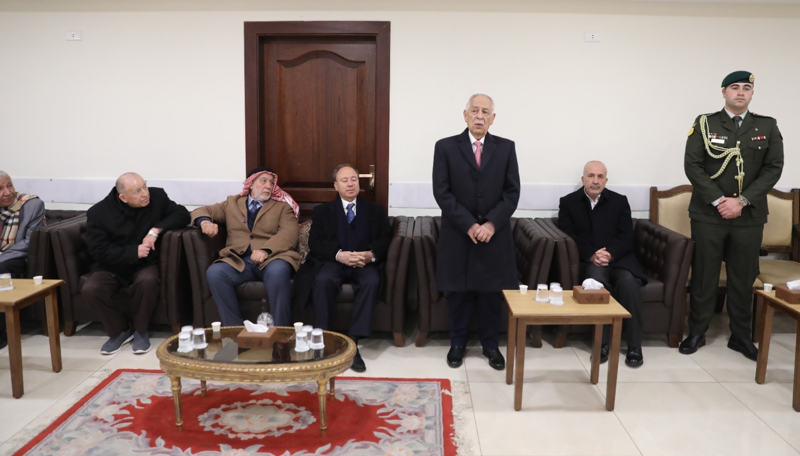 صورة حول : مندوبا عن الملك وولي العهد. العيسوي يعزي آل صالح مندوبا عن الملك وولي العهد. العيسوي يعزي آل صالح