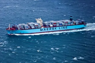 ميرسك تعلق رحلاتها عبر قناة السويس وباب المندب