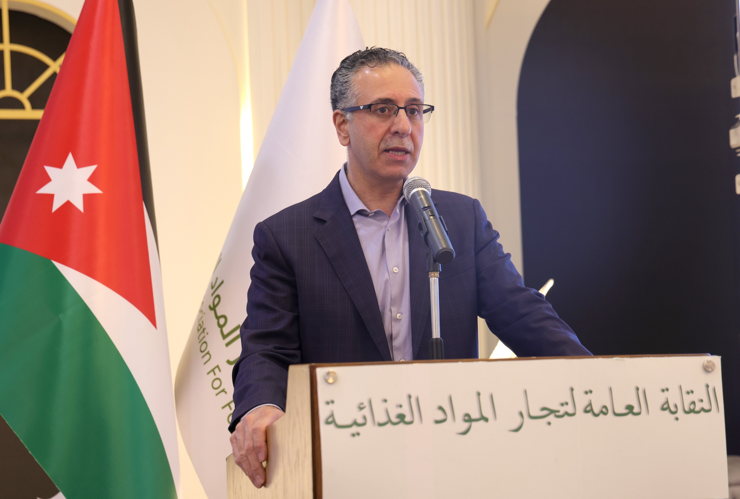 القضاة يؤكد انتظام سلاسل التوريد ووفرة السلع