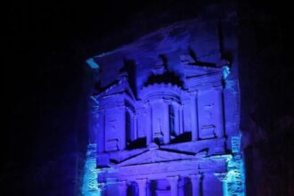 إضاءة الخزنة في البترا بالأزرق تكريماً لضحايا الشرطة