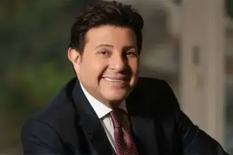 قلق على صحة هاني شاكر بعد عملية جراحية دقيقة