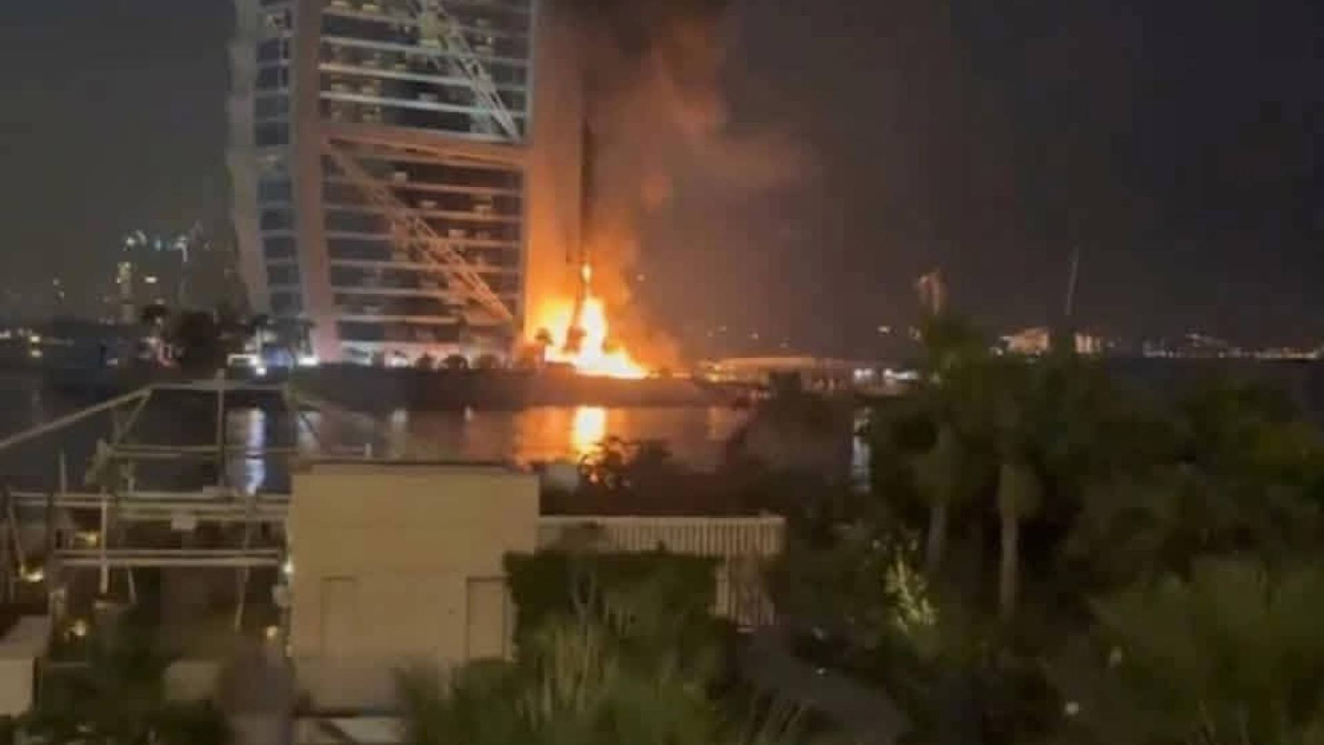 عاجل | حريق في الواجهة الخارجية لفندق برج العرب بعد اعتراض مسيّرة في دبي