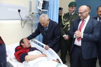 بتوجيهات ملكية.. العيسوي يطمئن على مواطن إثر إصابته بشظايا صاروخ