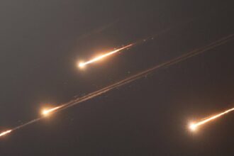 إصابة أم وابنها جراء سقوط شظايا مسيّرة على مبنى في أبوظبي