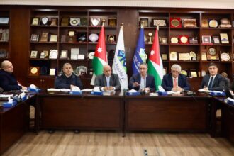 تنسيق حكومي مع قطاعات التجارة والخدمات لضمان انسياب حركة البضائع للمملكة