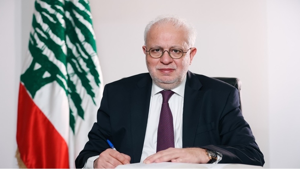 وزير العدل اللبناني يدرس ملاحقة الشيخ نعيم قاسم