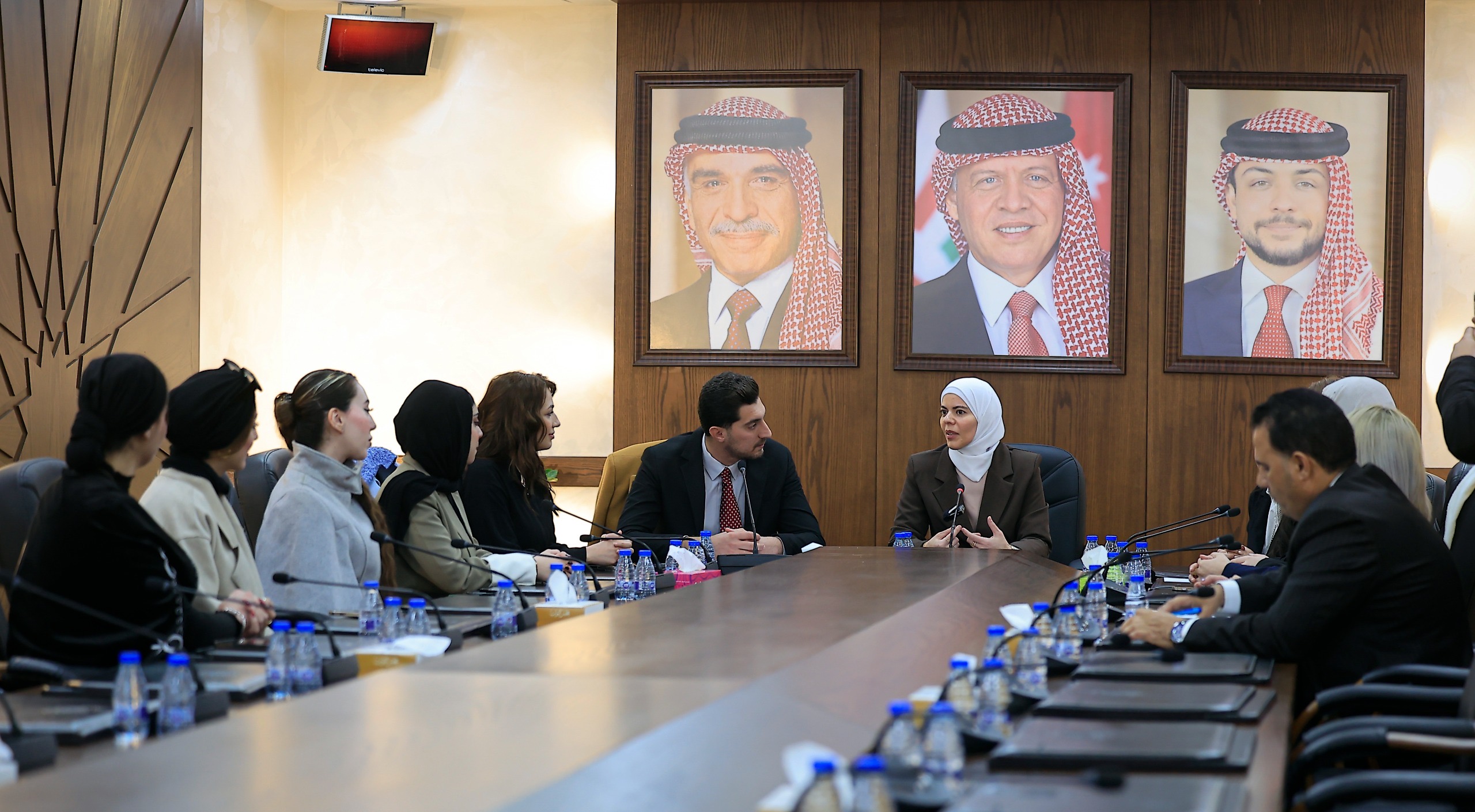 صورة حول : أبو غوش تلتقي ناشطات أردنيات مؤثرات أبو غوش تلتقي ناشطات أردنيات مؤثرات