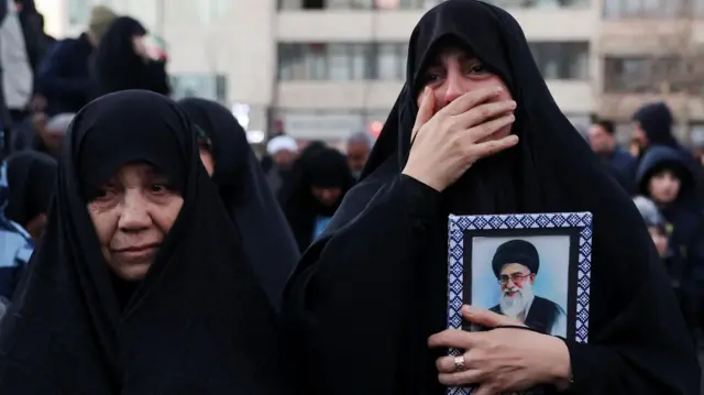 نظرة الوداع.. الإيرانيون يودعون خامنئي في طهران