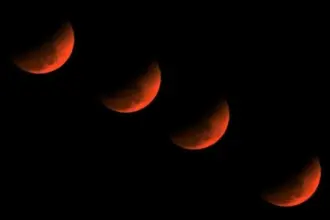 ما هو القمر الدموي ولماذا تحول القمر إلى الأحمر؟