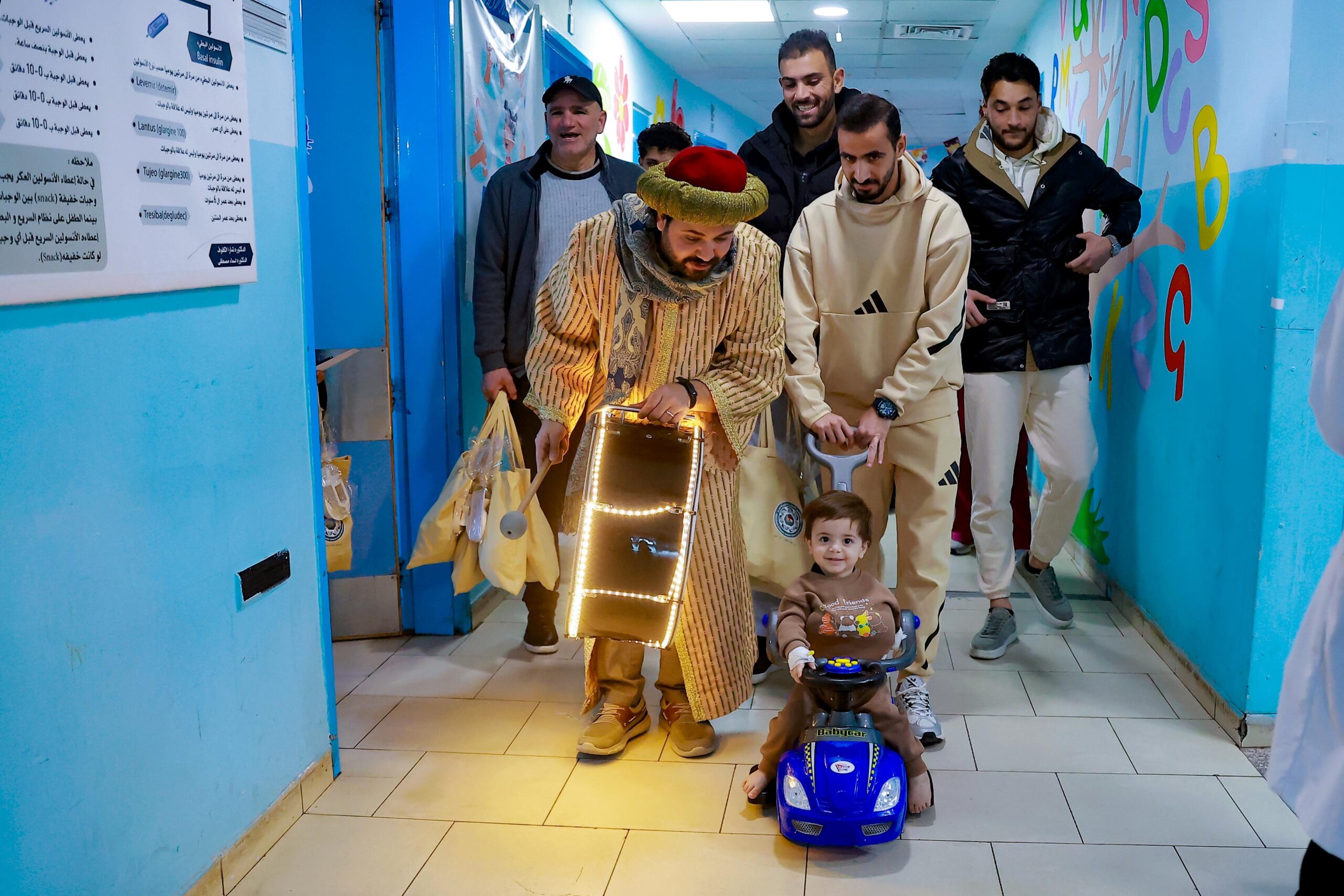 نجوم الرياضة الأردنية يشاركون رابطة اللاعبين في زيارة مرضى قسم الأطفال بمستشفى الأمير حمزة