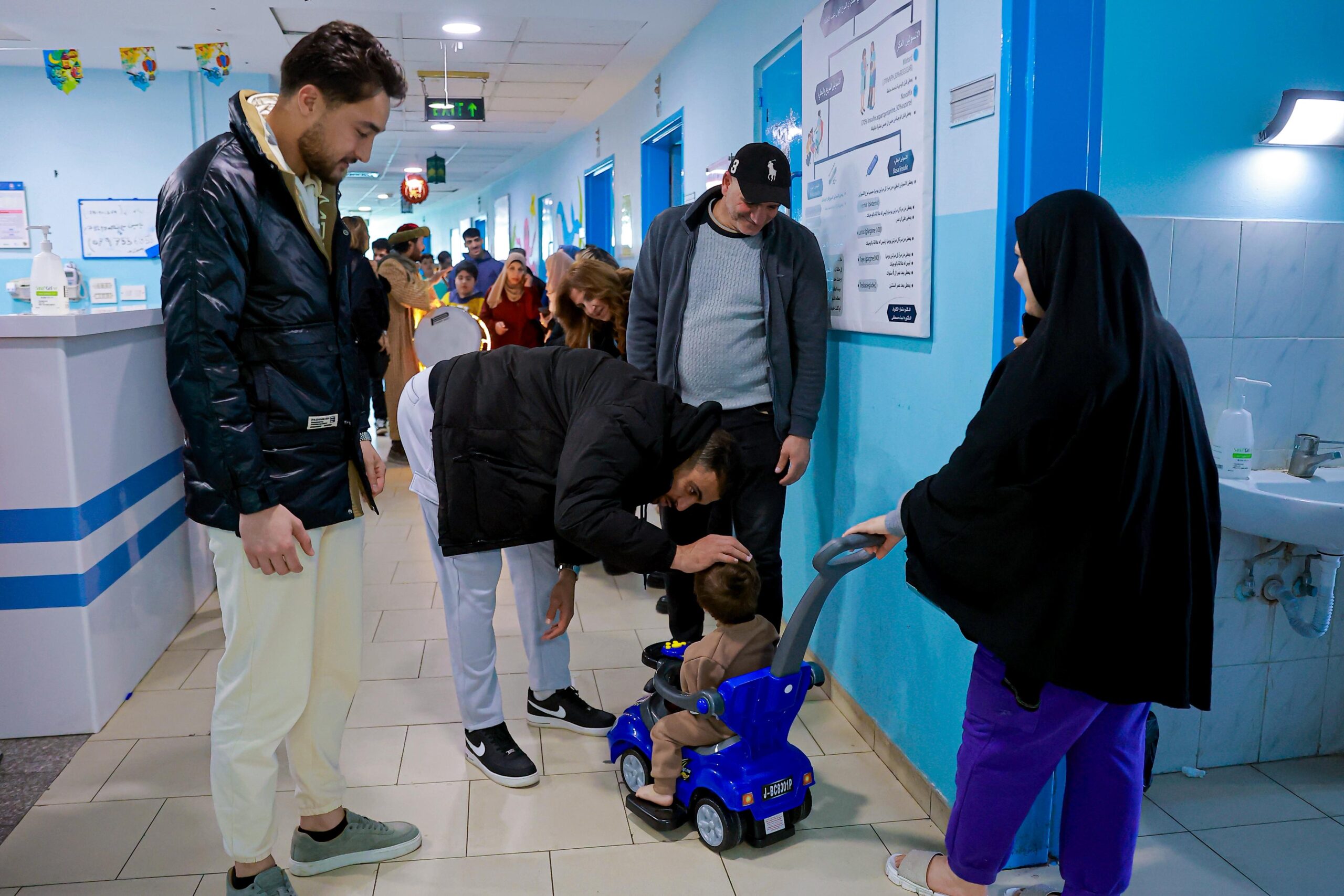 نجوم الرياضة الأردنية يشاركون رابطة اللاعبين في زيارة مرضى قسم الأطفال بمستشفى الأمير حمزة