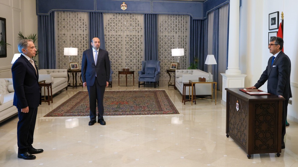 السواعير وعبابنة والشفعي يؤدون القسم القانونية أمام رئيس الوزراء