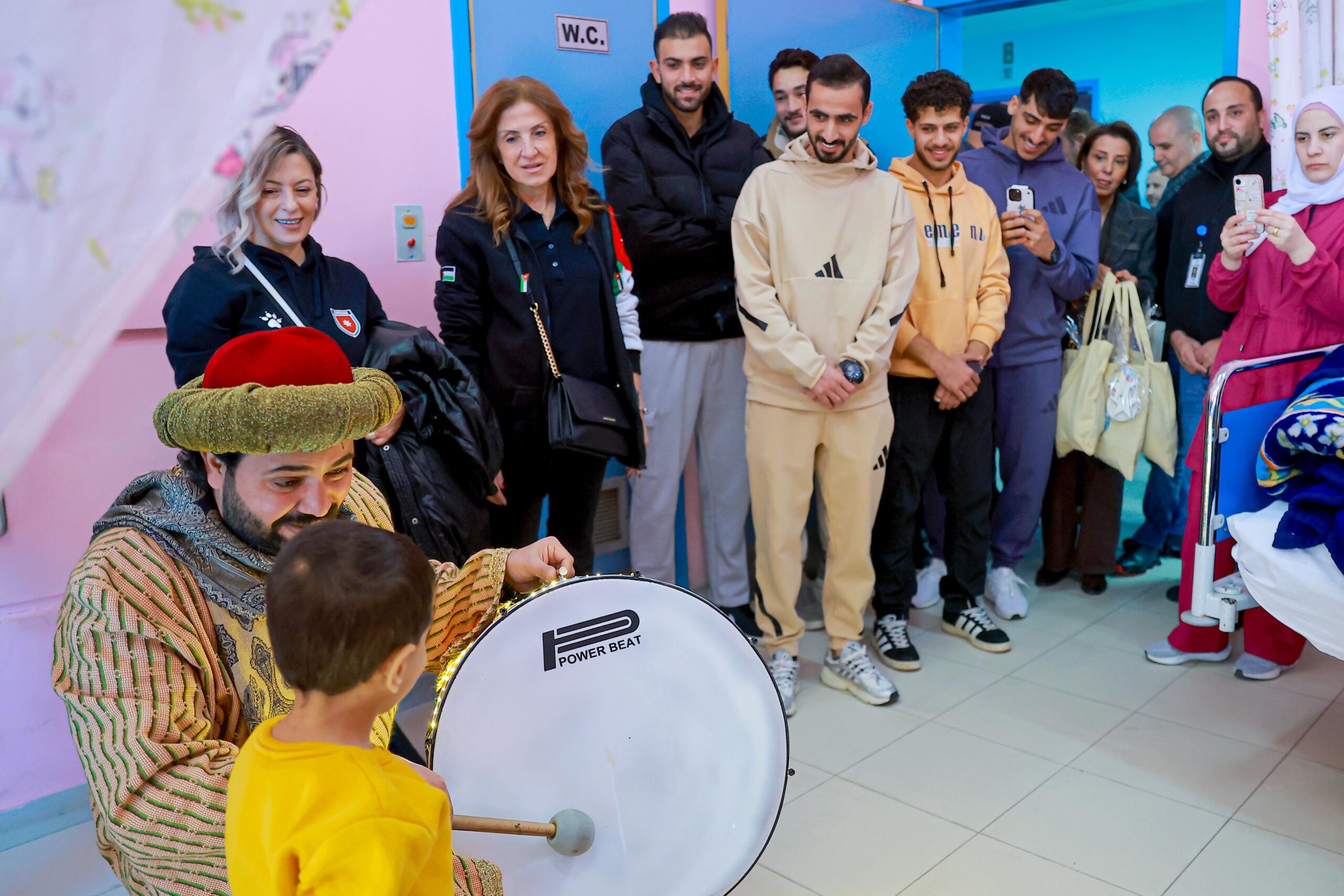 نجوم الرياضة الأردنية يشاركون رابطة اللاعبين في زيارة مرضى قسم الأطفال بمستشفى الأمير حمزة