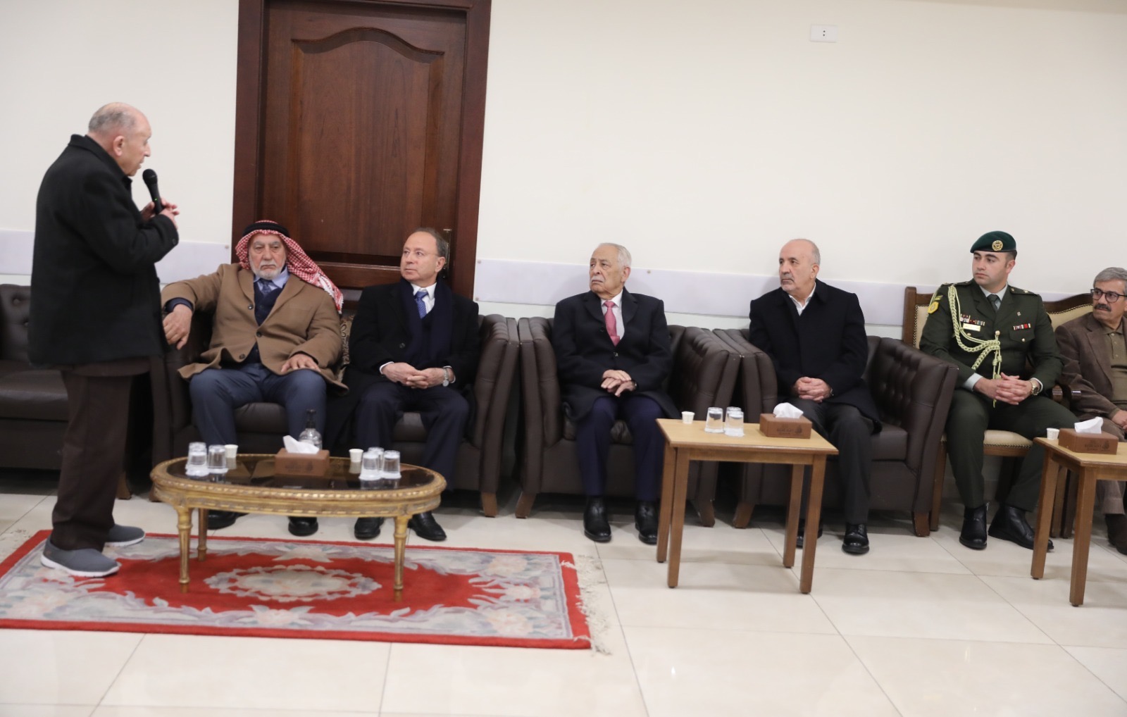 مندوبا عن الملك وولي العهد. العيسوي يعزي آل صالح