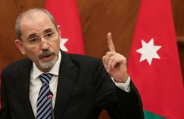 عاجل | الصفدي: موقف الأردن ثابت والحرب لا تغطي على غزة