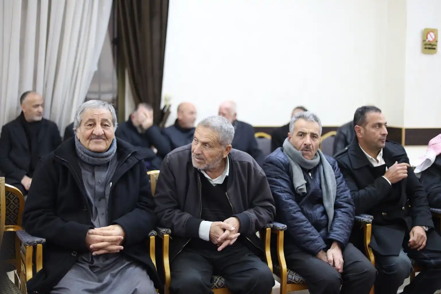 آل غنام النجار وآل عشا نسايب .. الصحفي محمد غنام طلب والنائب د. احمد عشا اعطى