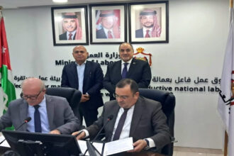توقيع عقد جماعي لتحسين مزايا 160 عاملاً