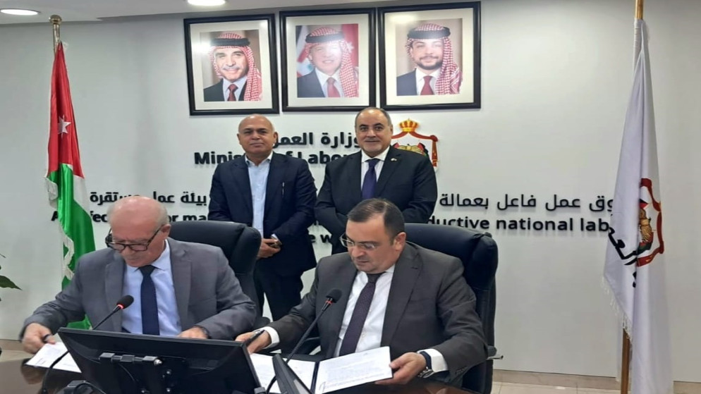 صورة حول : توقيع عقد جماعي لتحسين مزايا 160 عاملاً توقيع عقد جماعي لتحسين مزايا 160 عاملاً