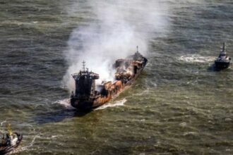 اندلاع حريق بسفينة نقل ألمانية أصيبت بشظايا لا يعرف مصدرها
