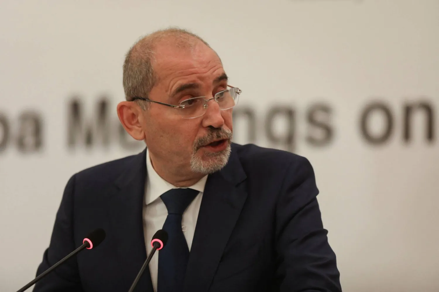 الصفدي يتلقى اتصالات تشيكية وليتوانية بشأن التصعيد الإيراني