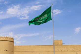 السعودية تعترض 3 صواريخ إيرانية وتكثف الاتصالات مع طهران