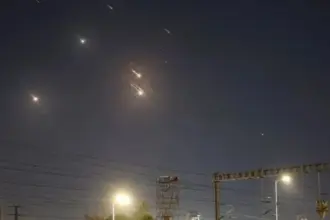 فصائل عراقية تهدد المصالح الأميركية