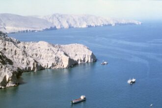 عاجل | توقف الملاحة في مضيق هرمز يهدد الاقتصاد العالمي