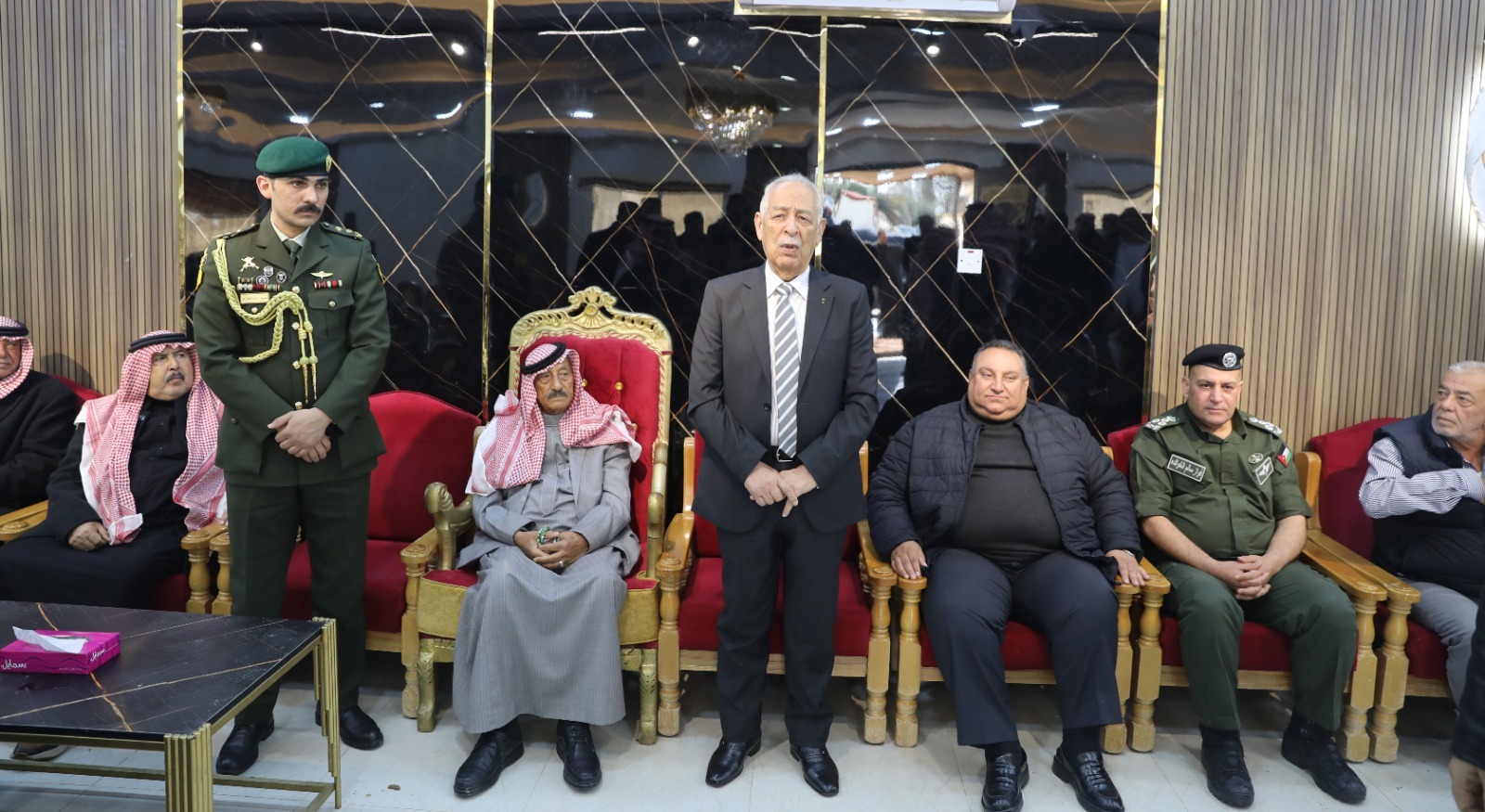 مندوبا عن الملك وولي العهد...العيسوي يعزي عشيرتي الفواز والمطالقة والشقران