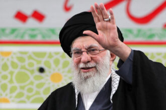 حساب خامنئي يغرد من جديد