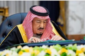 الملك سلمان يوجّه باستضافة العالقين الخليجيين