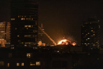 دوي انفجارات في القدس وتل أبيب ورام الله بعد إطلاق صواريخ من إيران