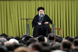 من هو علي خامنئي المرشد الأعلى لإيران؟