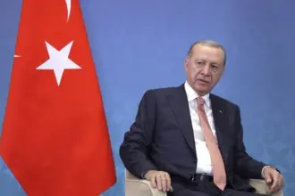 أردوغان يعزي الشعب الإيراني بوفاة المرشد خامنئي ويدعو للسلام