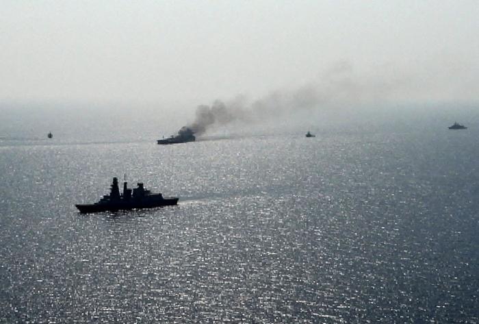 إصابة سفينة بمقذوفين داخل ميناء البحرين وإجلاء طاقمها احترازياً