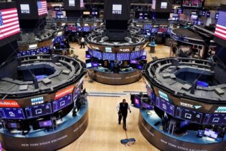 تذبذب وول ستريت قبيل الإغلاق وارتفاع النفط الأميركي إلى 72.58 دولاراً