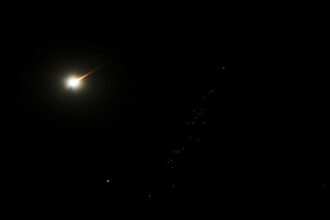 انفجارات جديدة تُسمع في دبي والدوحة وأبوظبي لليوم الرابع على التوالي