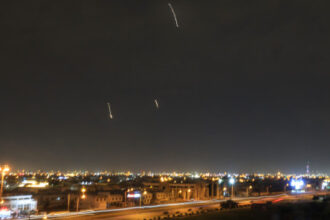 وزارة الدفاع القطرية: اعتراض صاروخ بالستي وإصابة قاعدة العديد بصاروخ ثانٍ من إيران