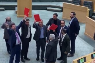 النواب يرفعون الكرت الأحمر بسبب قانون الضمان … هل نشهد أول مذكرة لحجب الثقة عن حكومة حسان؟