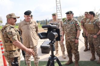 رئيس هيئة الأركان الحنيطي يزور لواء الملك حسين بن علي ويشدد على الجاهزية القتالية