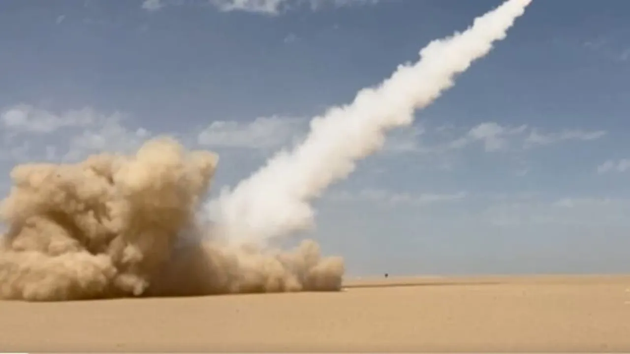 صورة حول : القيادة المركزية الأميركية: صواريخ PrSM تُستخدم لأول مرة في القتال بعملية “إيبيك فيوري” القيادة المركزية الأميركية: صواريخ PrSM تُستخدم لأول مرة في القتال بعملية “إيبيك فيوري”