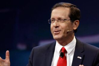 هرتسوغ: قرار ضرب إيران بيد ترمب… وتغيير النظام في طهران سيكون “أفضل نتيجة”