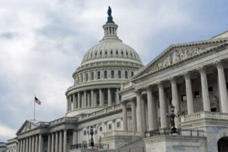 مجلس الشيوخ الأميركي يصوت على قرار لتقييد صلاحيات ترامب الحربية ضد إيران